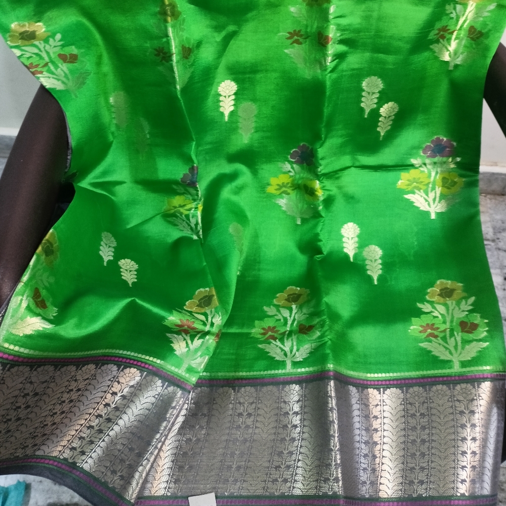Green pure kanchi silk saree with dark Ash weaving pallu .excellent collection - Picture 3 of 8